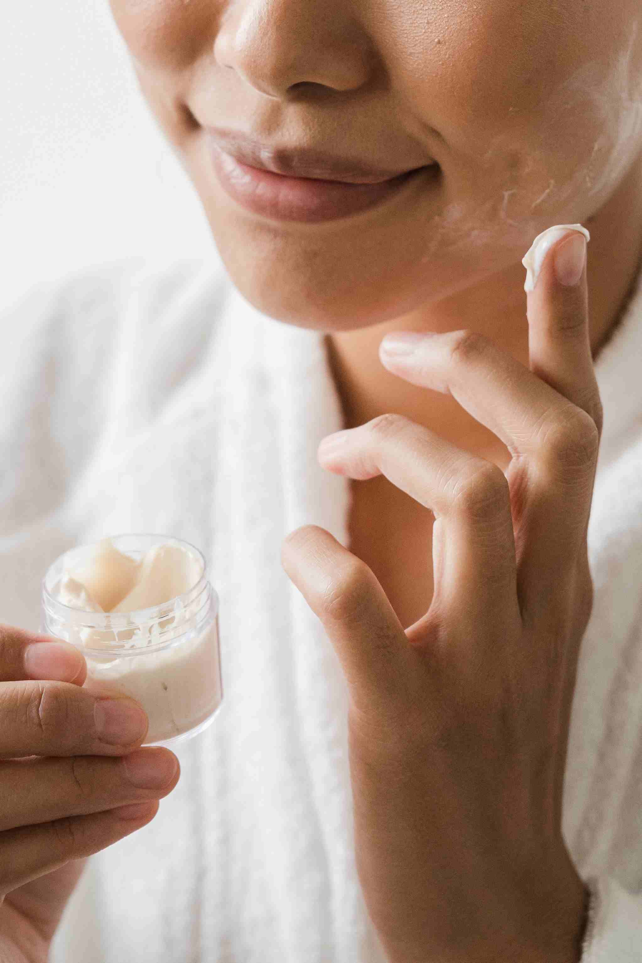 Pelembap. Moisturizer. Cara jaga kulit terhidrasi. Solusi kulit kering.