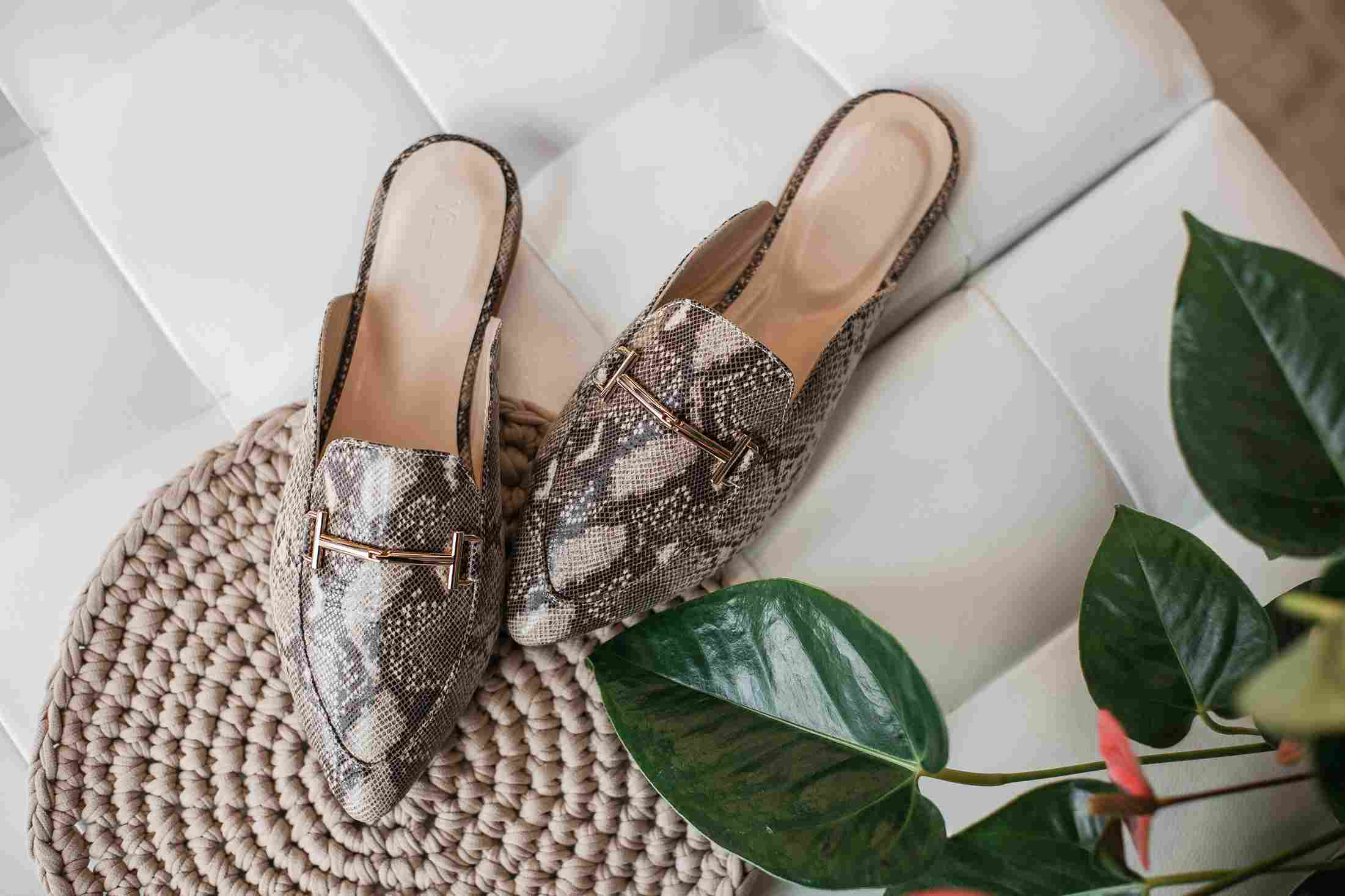 Mules. Mudah dipakai. Cocok dipakai jalan-jalan.