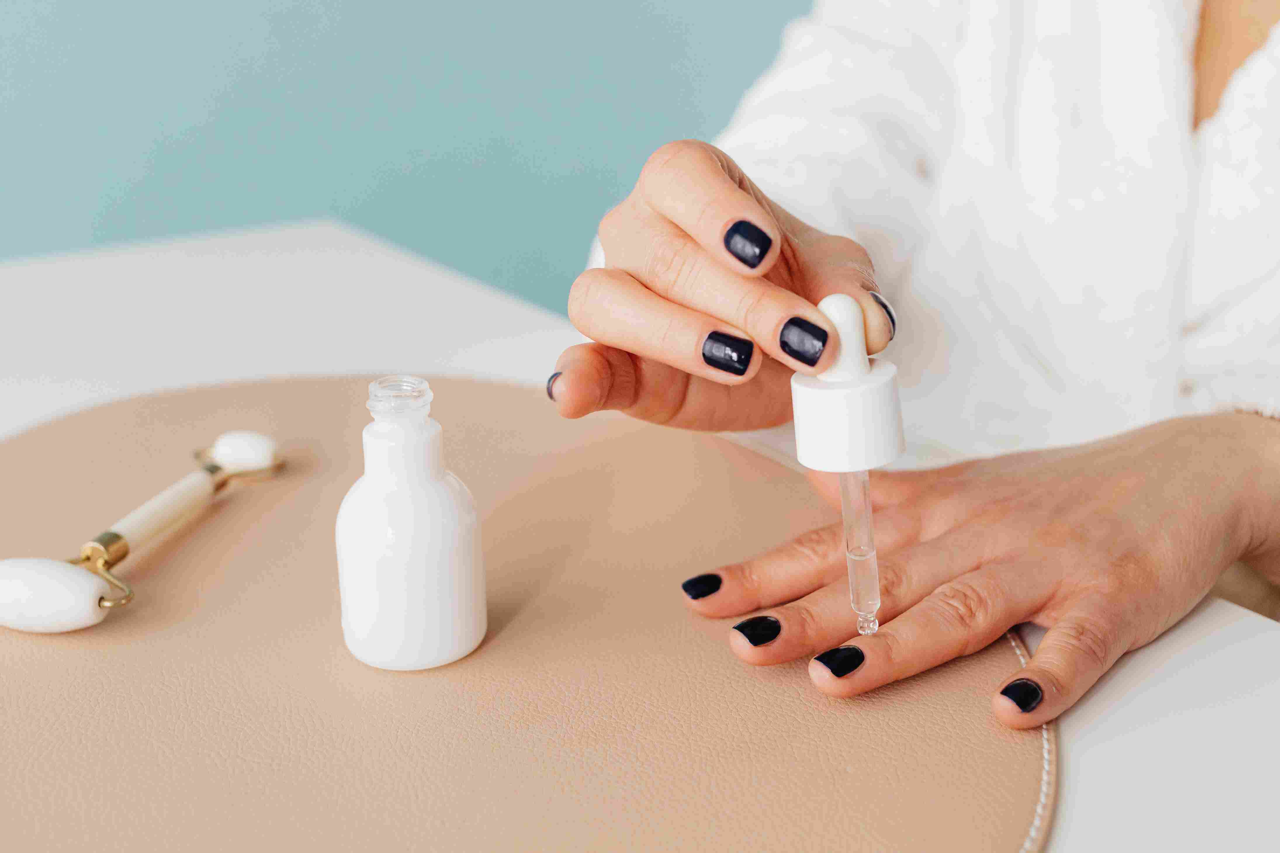 Nail oil membuat kulit sekitar kuku lembab. Pakai nail oil cegah nail gel retak.