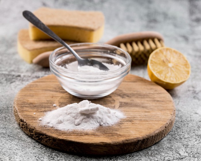 baking soda dan cuka dapat digunakan untuk membersihkan sepatu putih yang menguning