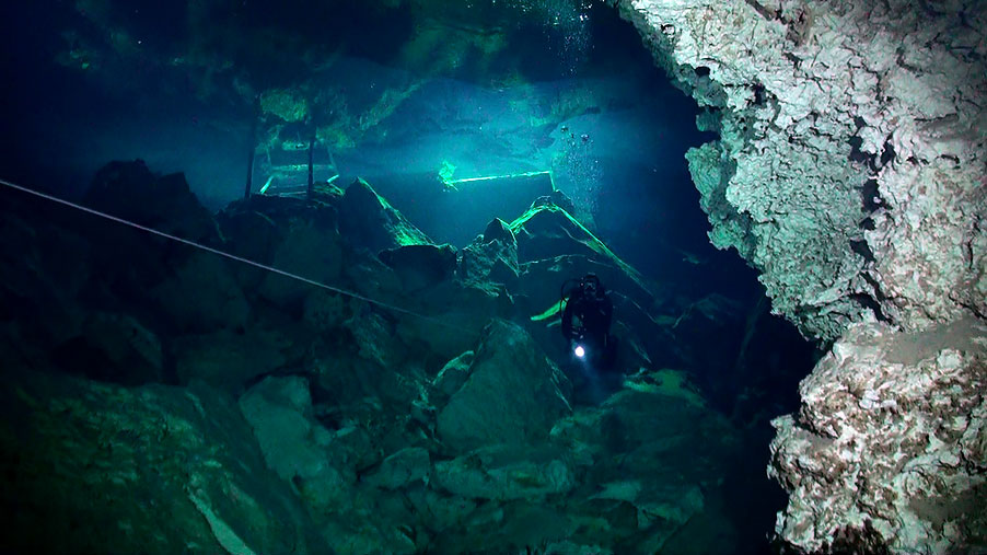 diving, scuba, cave diving, razor, menyelam, gua, stalaktit, Indonesia, alam, laut, terumbu karang, harness, reef