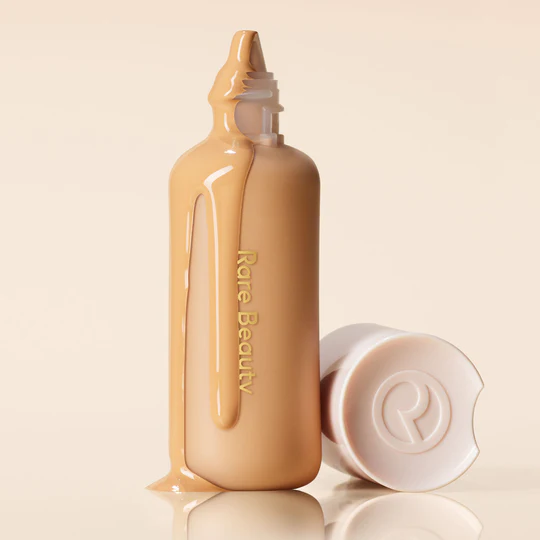 (Aplikasikan skin tint. Foto: Dok. rarebeauty.com)