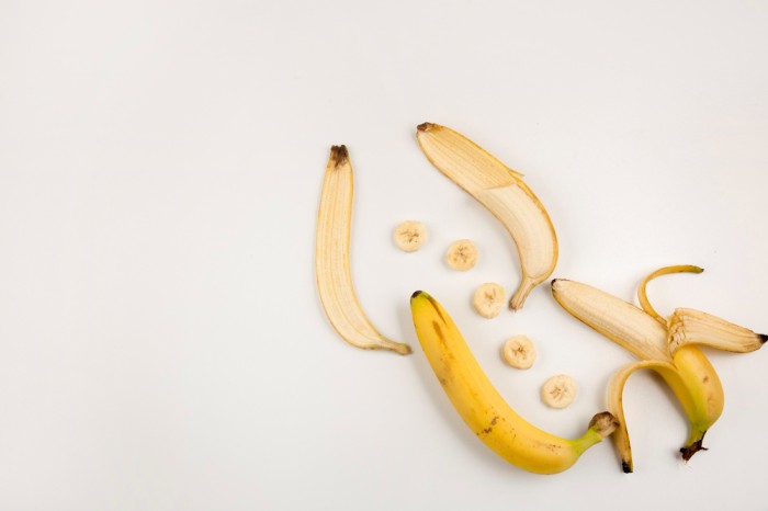 Kulit pisang dapat memutihkan sole sepatu yang menguning Foto