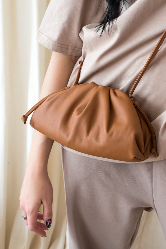 membersihkan tas yang berjamur, suede, polyester, kulit, kanvas