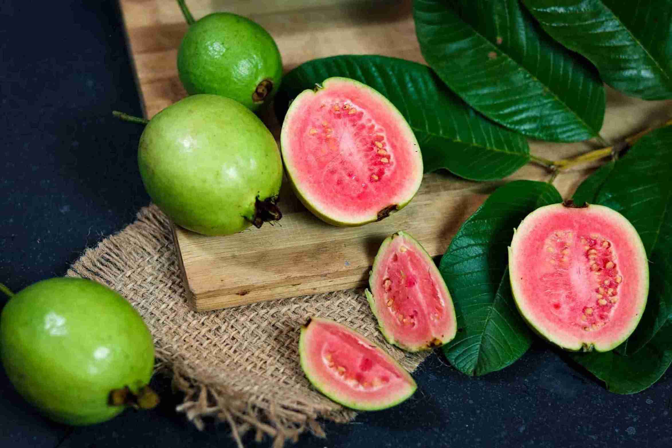 (Salah satu manfaat jus jambu merah adalah meningkatkan daya tahan tubuh. Foto: abdul sameer/Pexels)