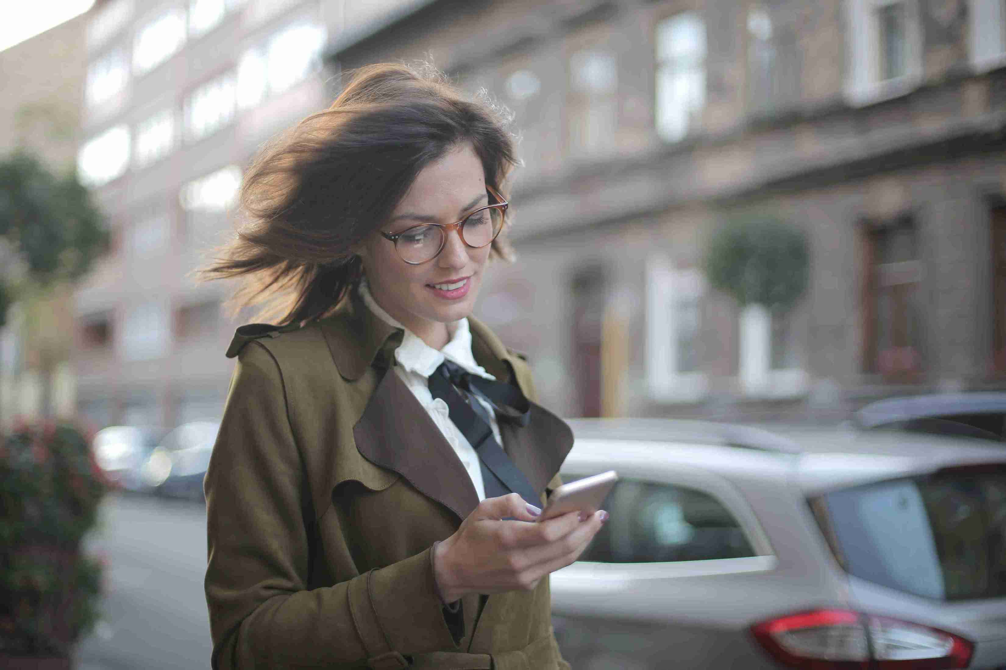 (Tinder year in swipe 2023, tahunnya para lajang menjadi pemeran utama di hidupnya. Foto: Dok. Andrea Piacquadio/Pexels)