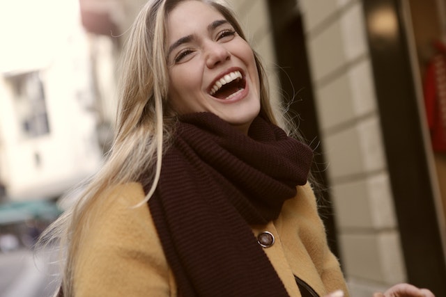 manfaat tertawa bagi wajah dan kesehatan