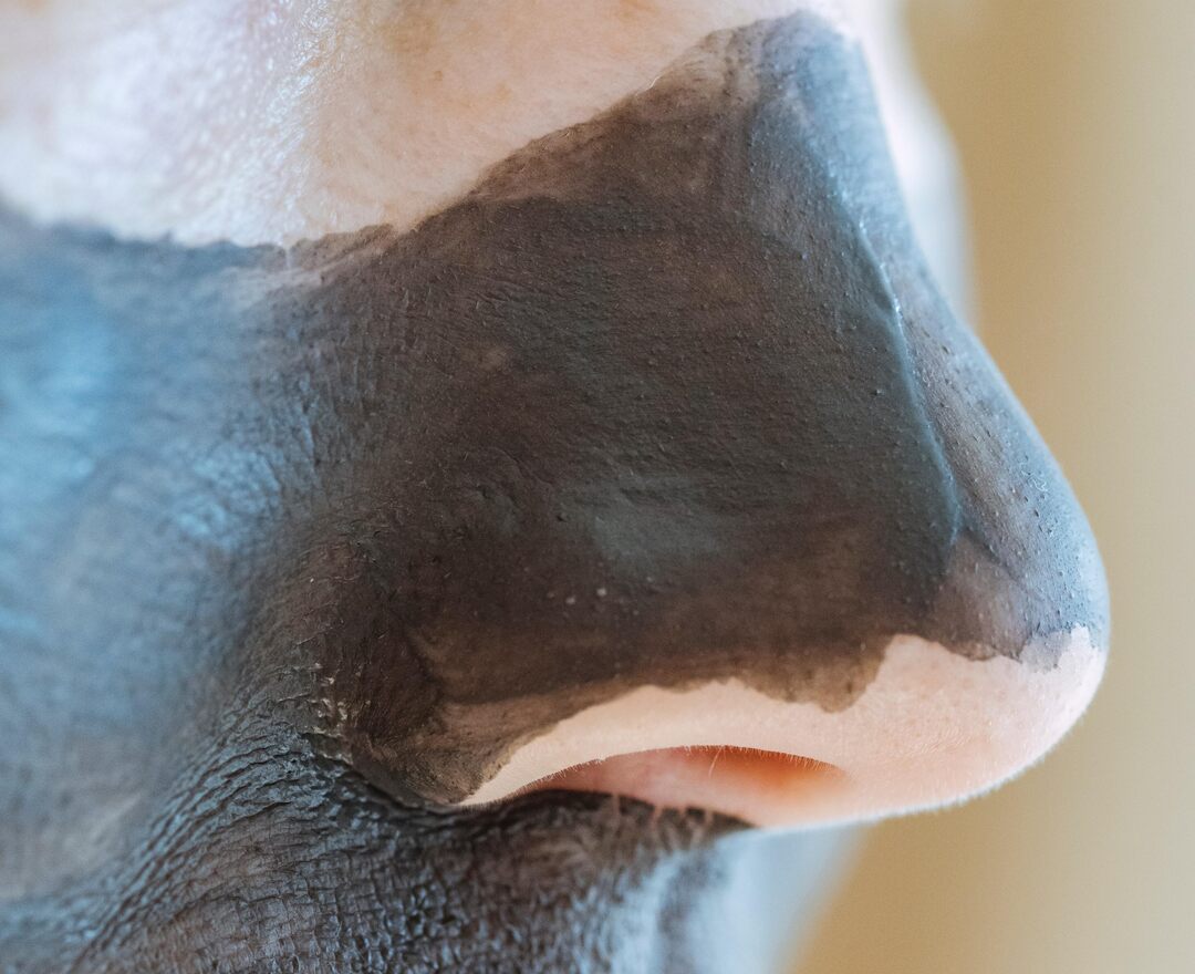 Menggunakan clay mask sebagai cara mengecilkan pori-pori di hidung.