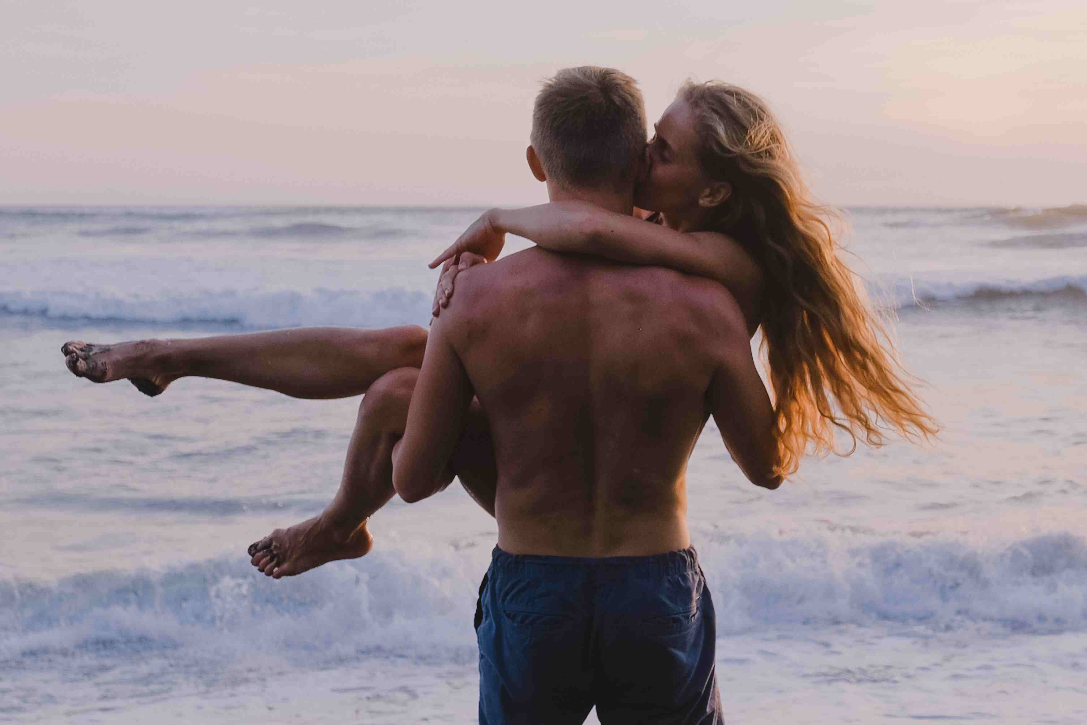 Kontak mata pria saat ingin mencium. (Foto: Dok. Anna Shvets/pexels)