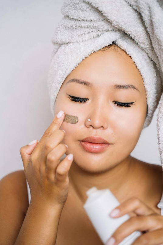 eksfoliasi, kulit sensitif, scrub, skin barrier, hyaluronic acid