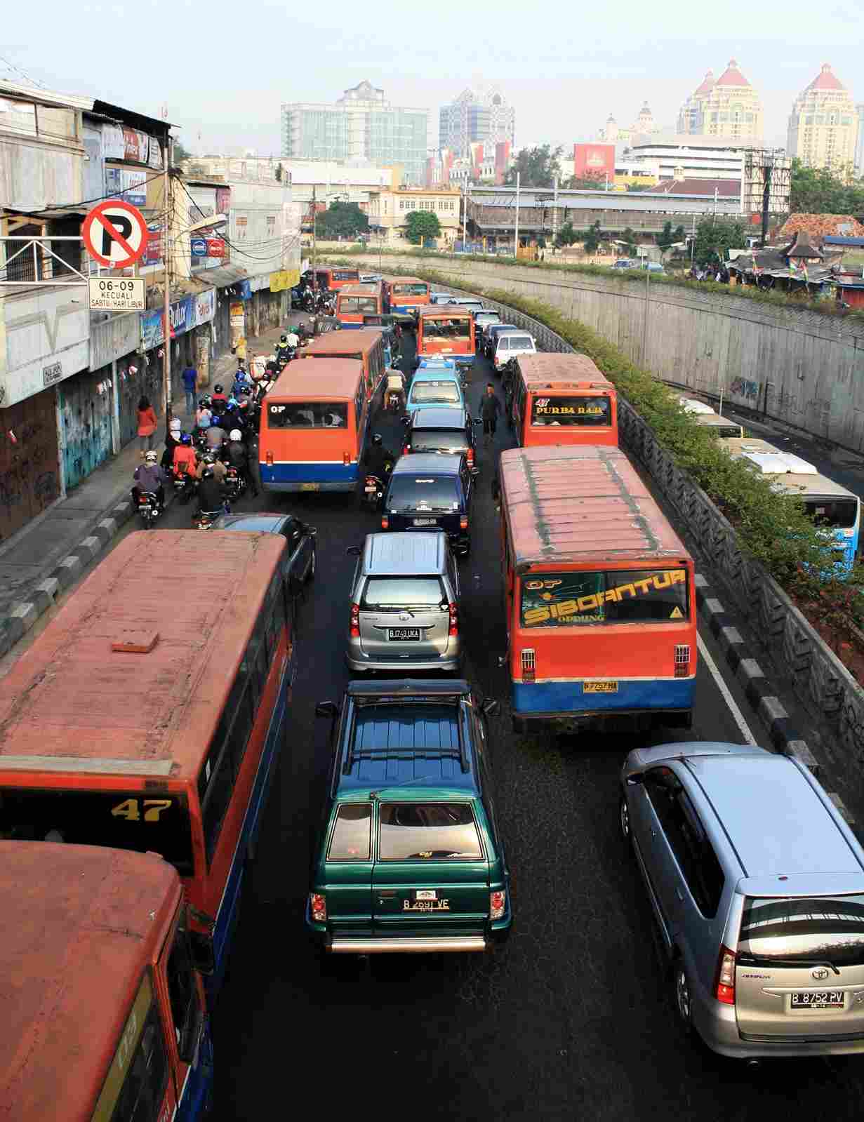 Lebaran. Hari Raya. Mudik. Macet.
