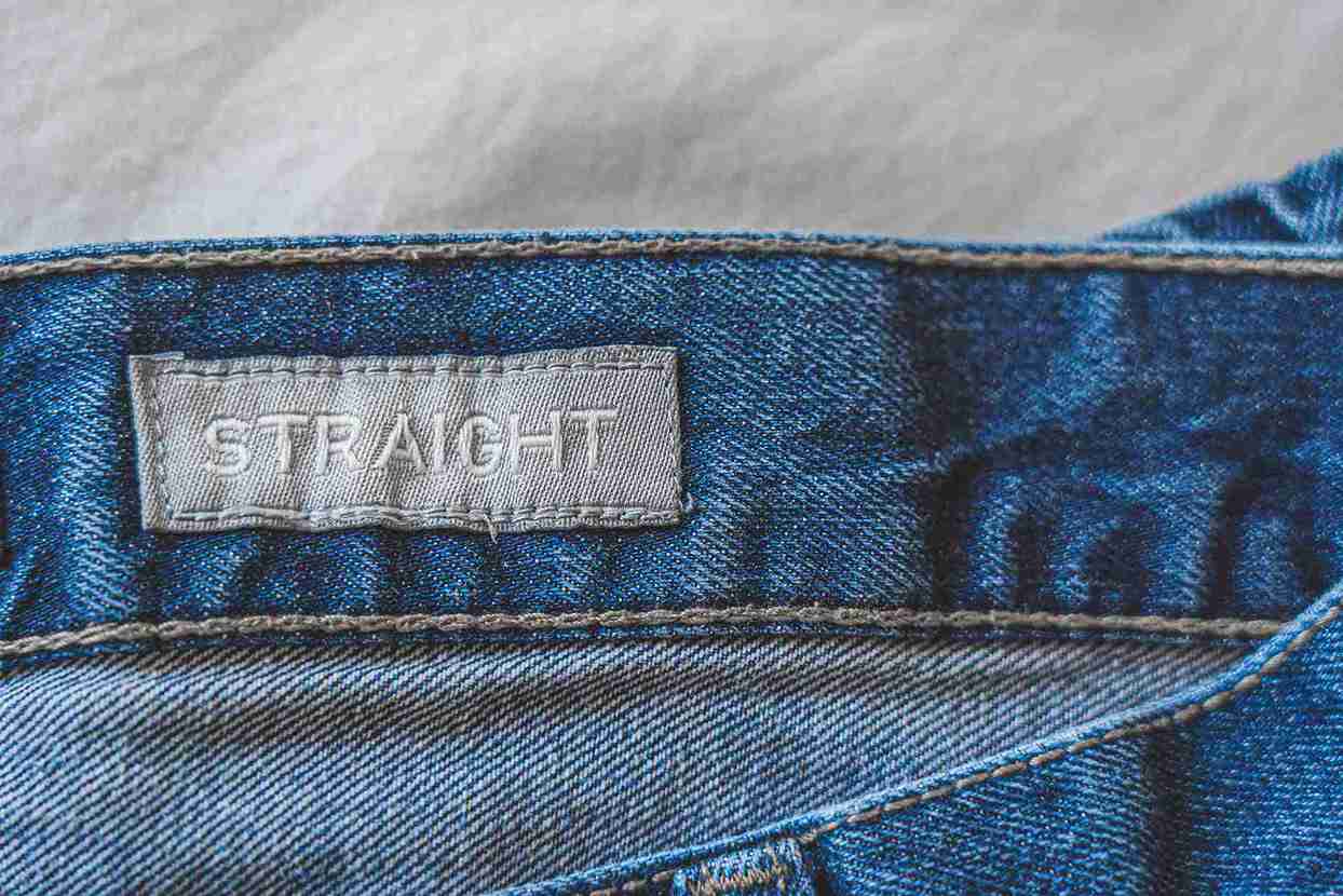 (Gunakan celana jenis straight cut. Foto: Dok. Castorly Stock/Pexels)