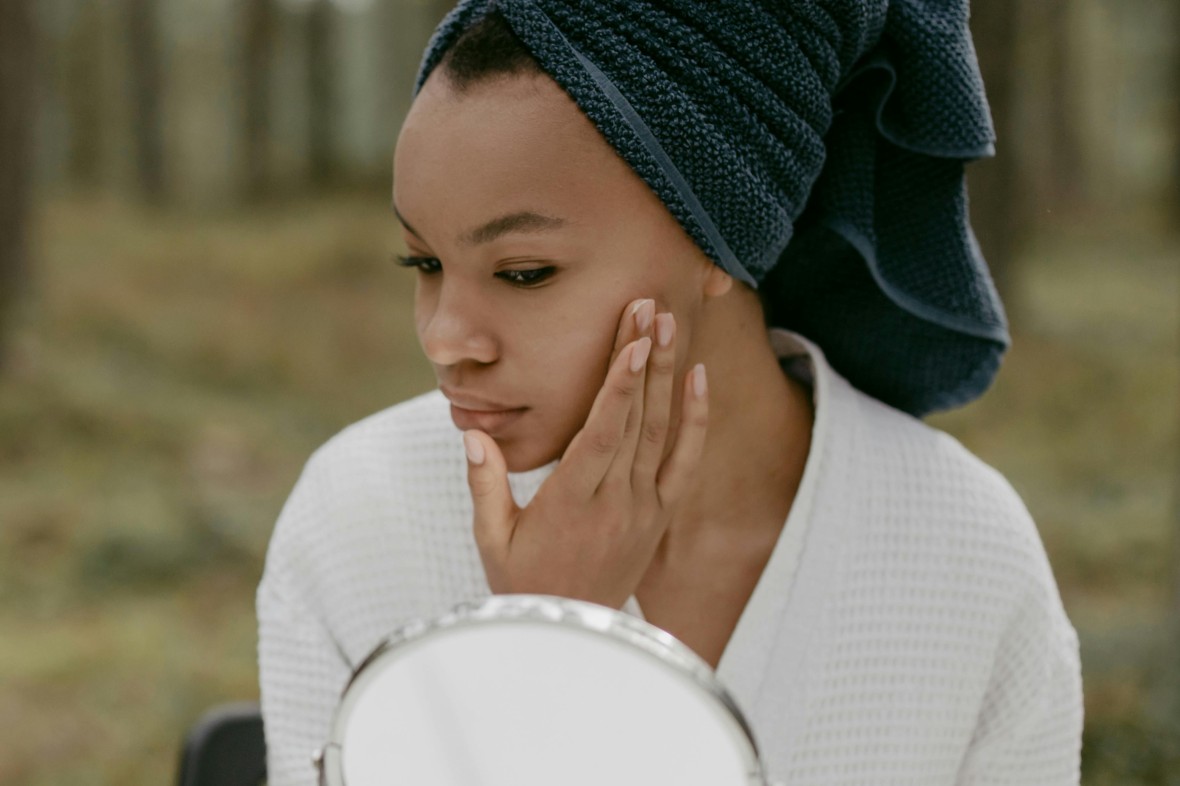efek niacinamide pada kulit wajah, niacinamide, serum, kulit lembap, skin barrier
