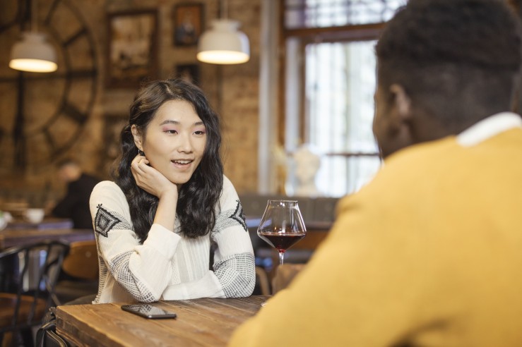 ide topik obrolan saat kencan pertama, kencan pertama, pembahasan saat kencan pertama, first date