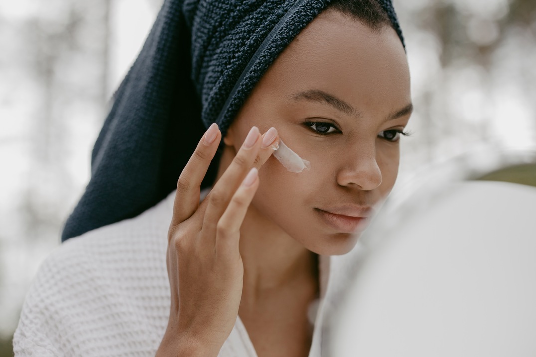 Cara pakai retinol dalam skincare untuk pemula.