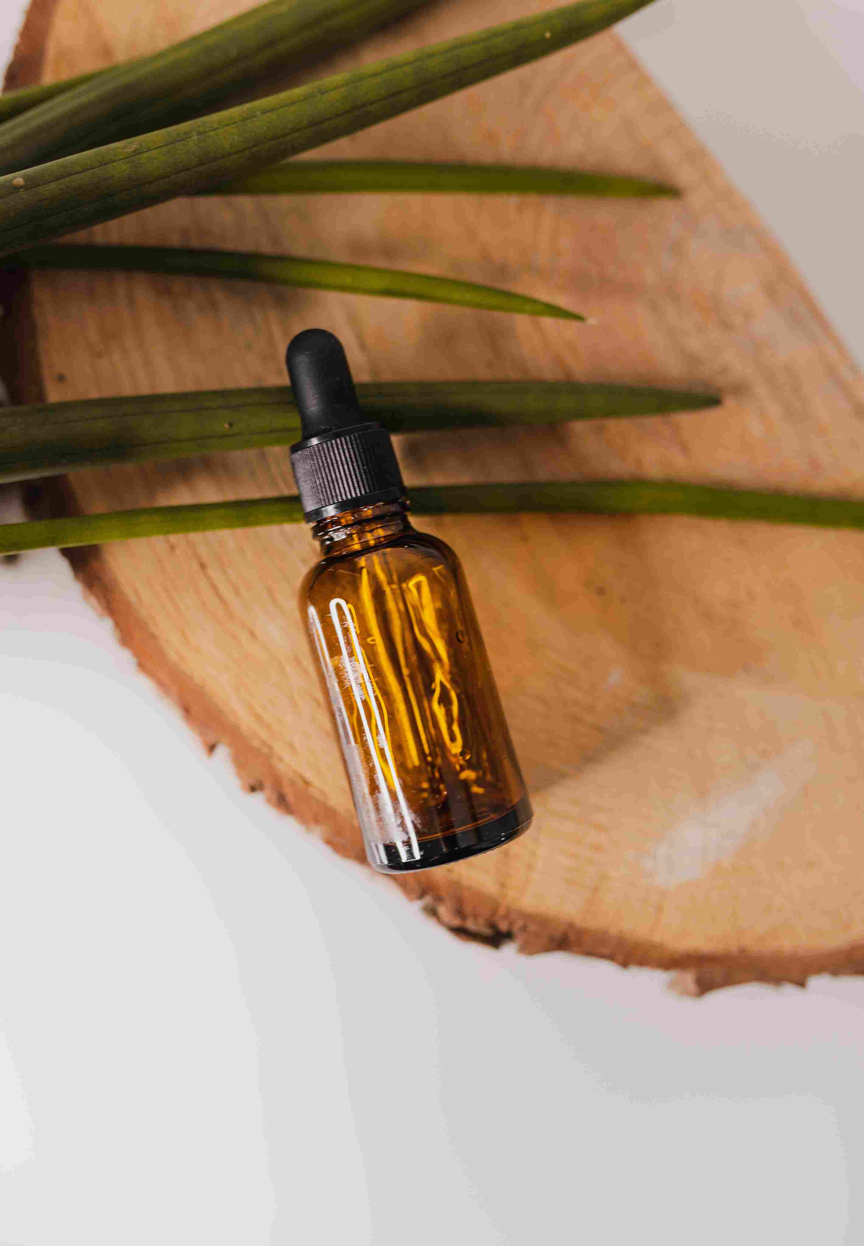 Tea tree oil. Minyak pohon teh. Jerawat. Obat herbal. Masalah kulit.
