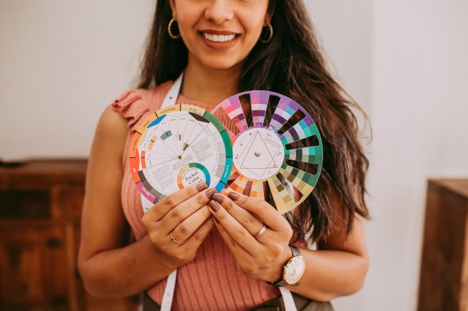 perpaduan warna yang serasi, color wheel, warna, kombinasi warna, warna outfits