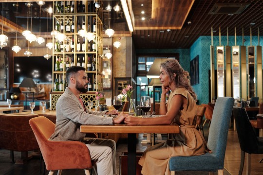 ide topik obrolan saat kencan pertama, kencan pertama, pembahasan saat kencan pertama, first date