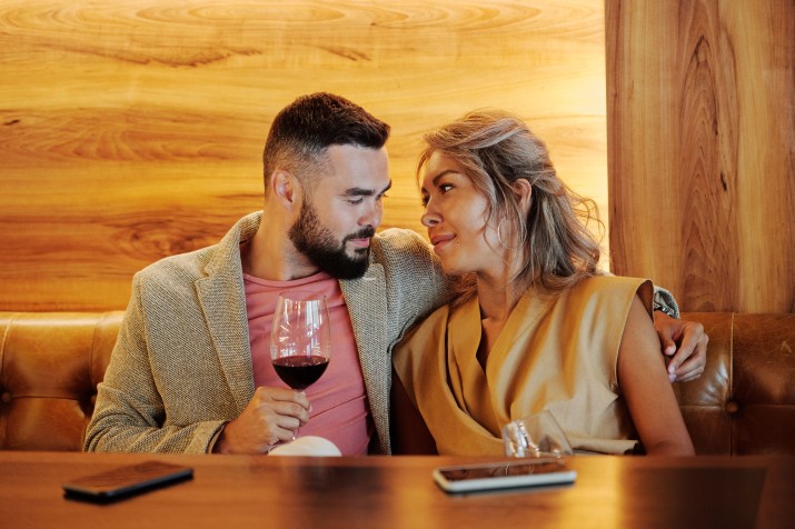 ide topik obrolan saat kencan pertama, kencan pertama, pembahasan saat kencan pertama, first date