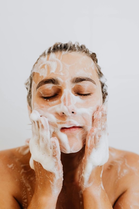 tips merawat kulit, polusi udara, sunscreen, eksfoliasi, pembersih wajah, cleansing oil
