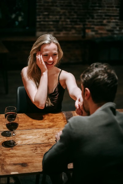 flirting, cara flirting yang benar, humor, percaya diri, hubungan yang romantis, romantis, romance