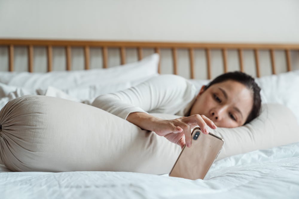 Insomnia, Tips, Cara, Menghilangkan Insomnia, Sulit Tidur, handphone, tidur, gawai