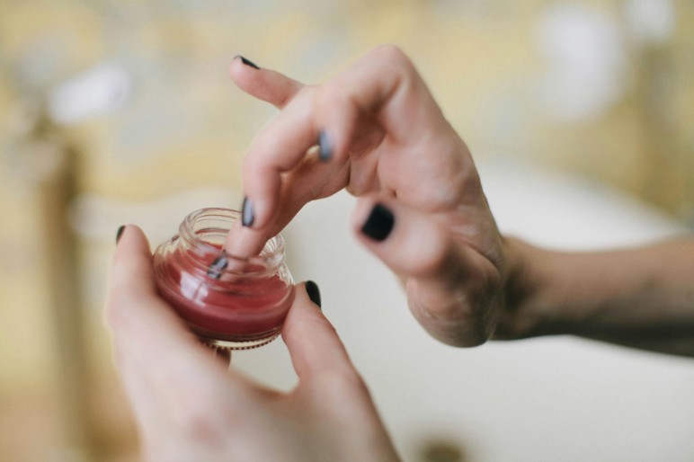 manfaat solid perfume yang bisa digunakan sehari-hari, manfaat solid perfume, solid perfume, parfum solid, parfum