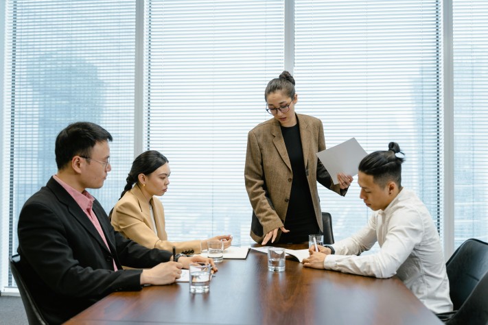 ciri partner kerja yang red flag, partner kerja yang buruk, red flag, partner kerja yang red flag