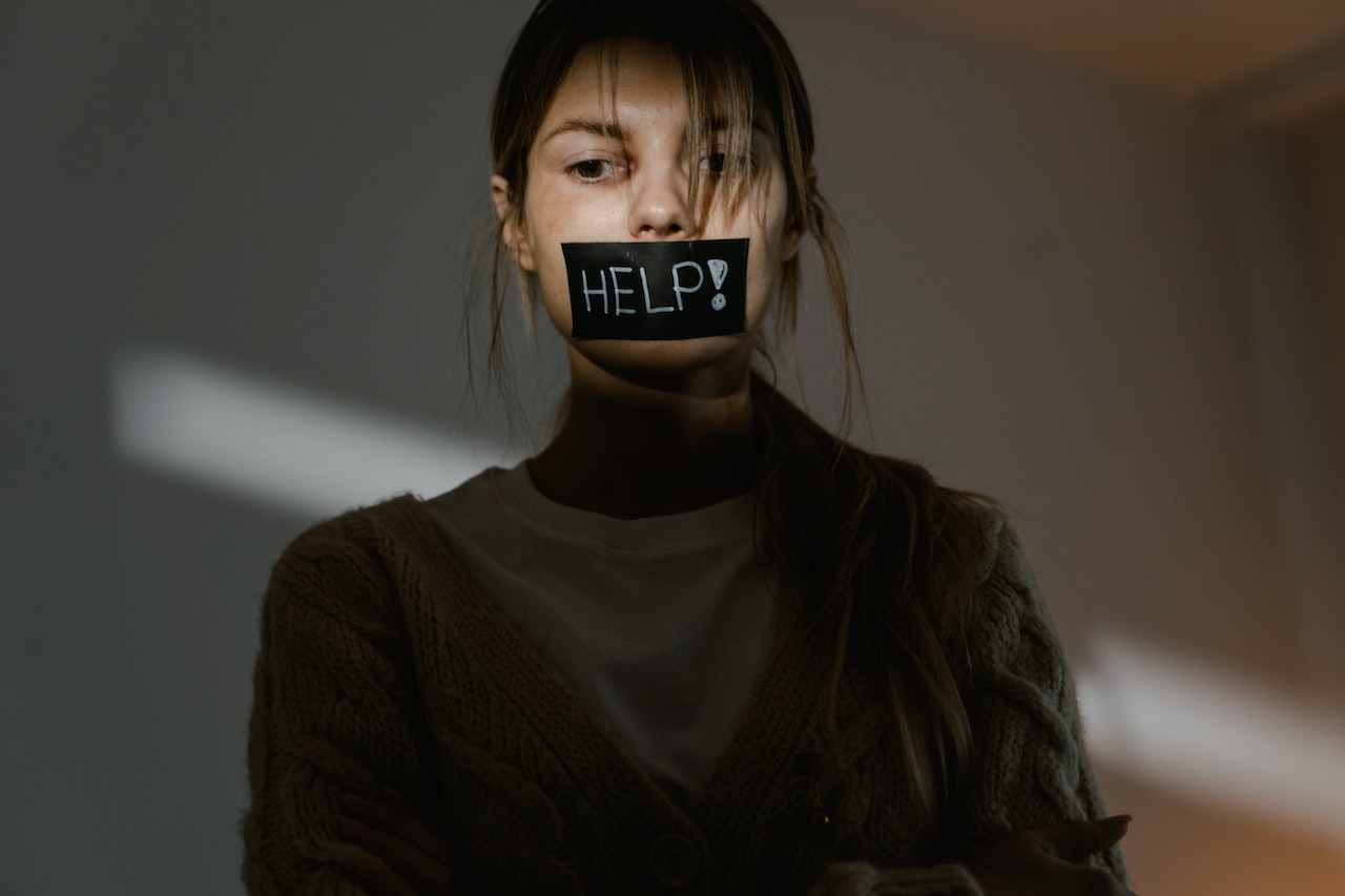 red flag, toxic, konflik, pasangan, pacar, kontrol, cemburu, gaslighting, codependency, cinta, ciri ciri