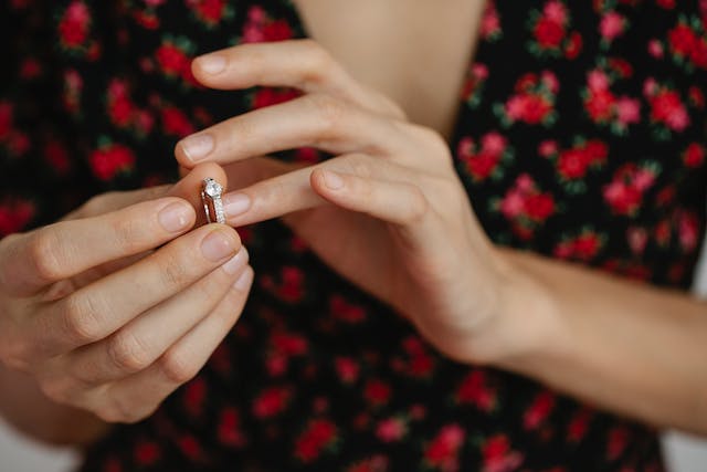 mengukur jari untuk cincin