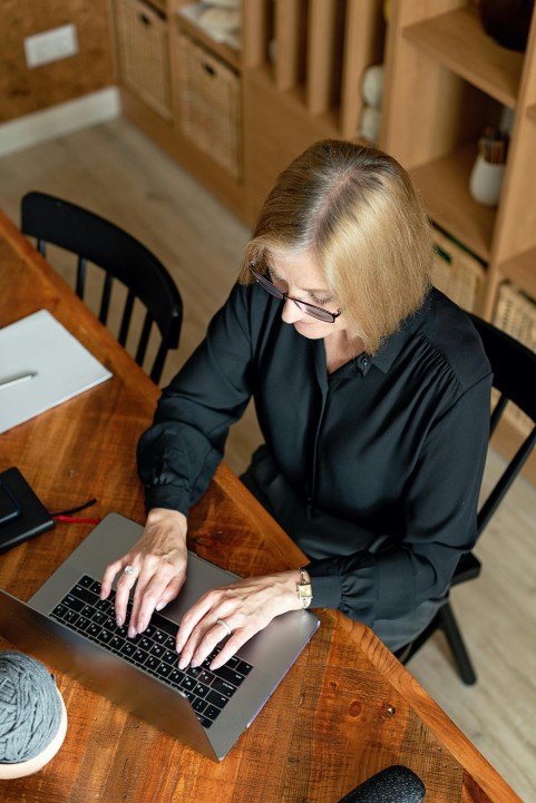 pentingnya financial feminist bagi wanita, financial feminist, wanita mandiri, wanita independen, finansial