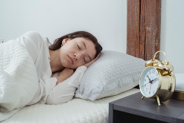  cara mengatasi sakit leher akibat salah tidur, cara mengatasi sakit leher