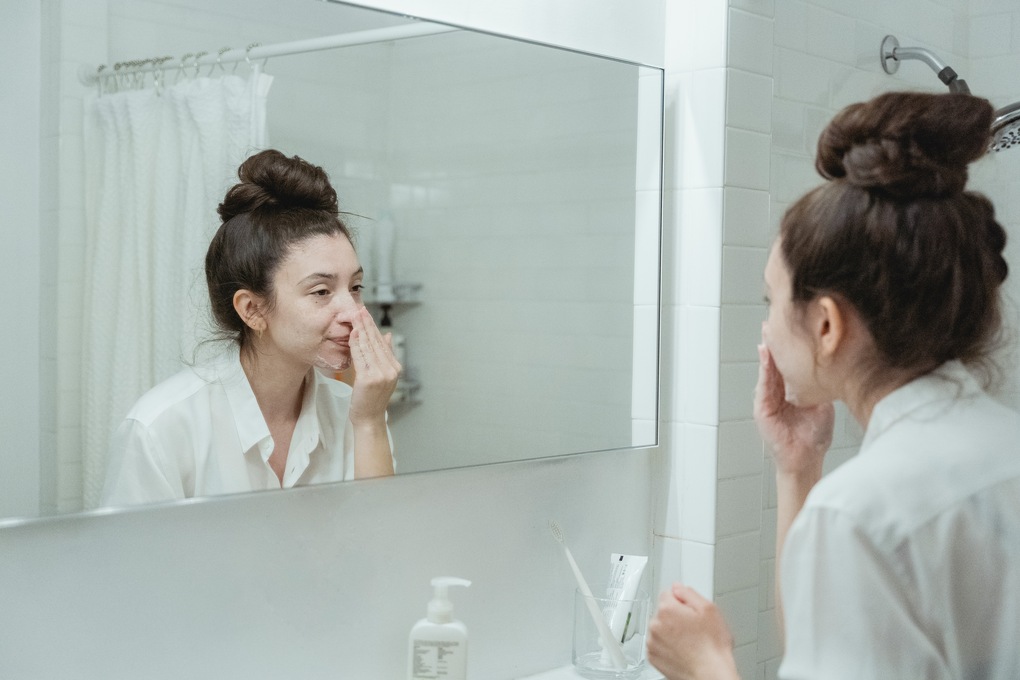 Membersihkan muka tahap sebelum menggunakan exfoliating serum.