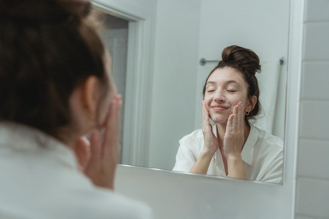 Perbedaan facial wash dan facial foam