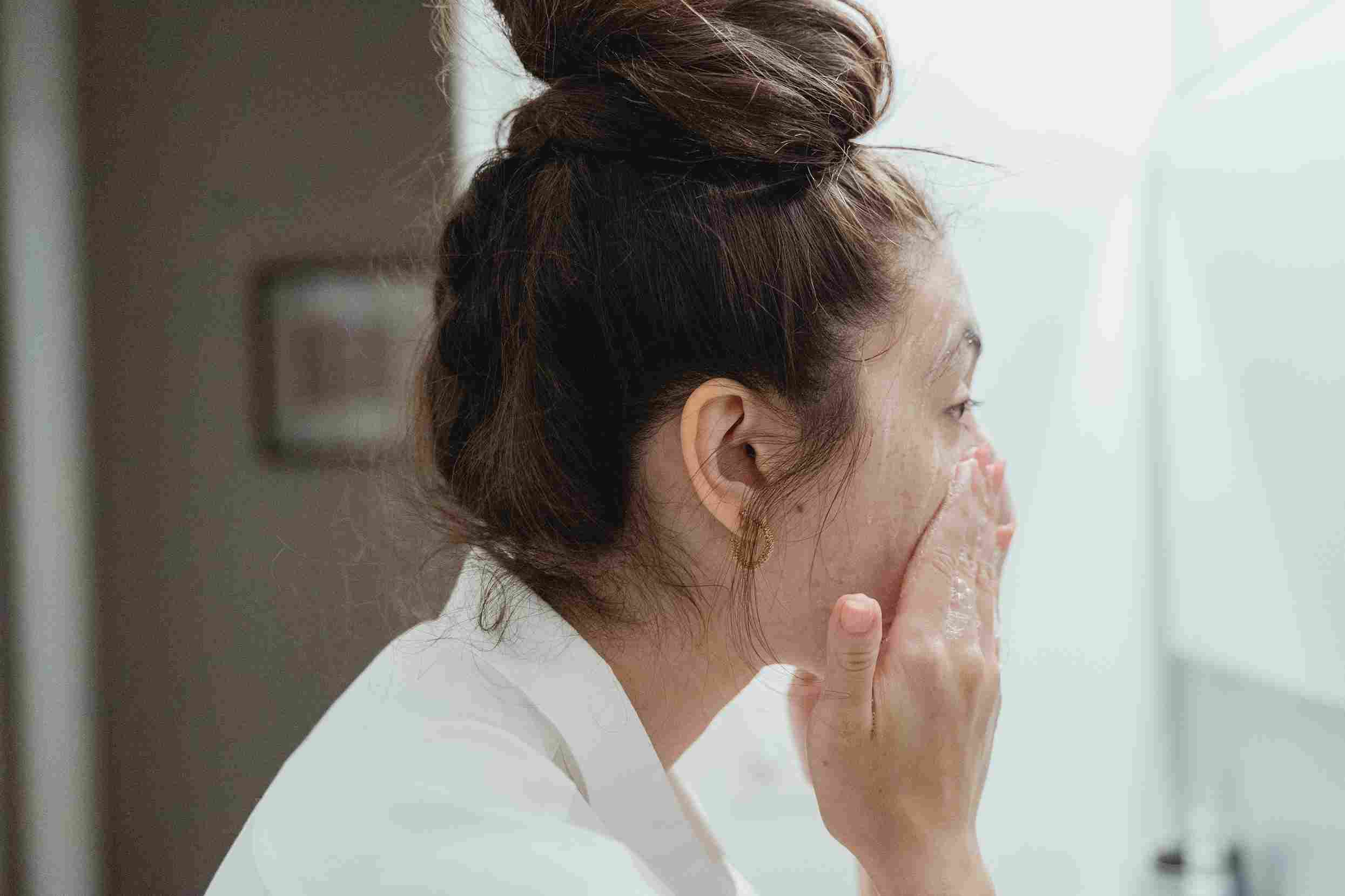 Cuci muka. Membersihkan wajah. Pori-pori besar. Mengecilkan pori-pori.