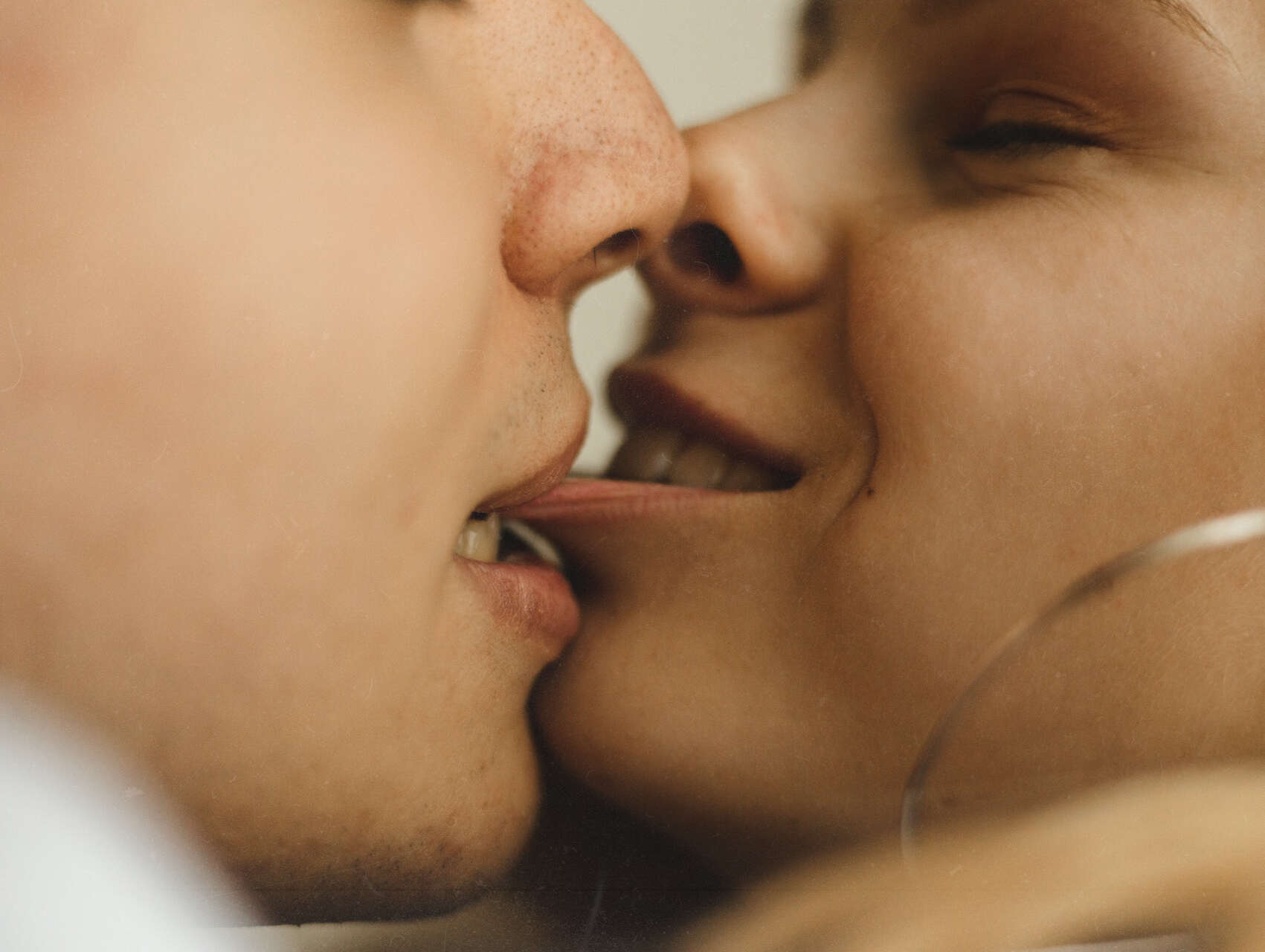 kiss, ciuman, french, neck, romantis, seks, foreplay, pasangan, cinta, gairah, cara, jenis, pacaran