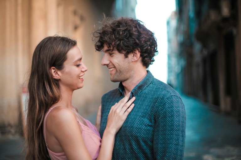 flirting, cara flirting yang benar, humor, percaya diri, hubungan yang romantis, romantis, romance