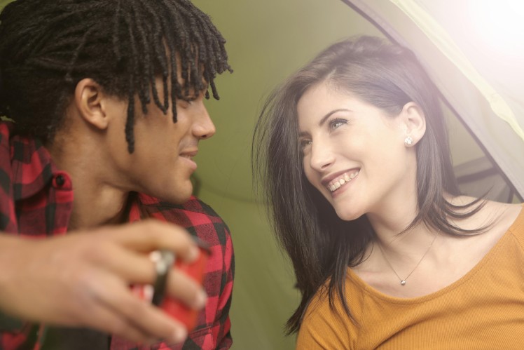 pria tertarik, tips agar pria tertarik kepada wanita, percaya diri, ketertarikan