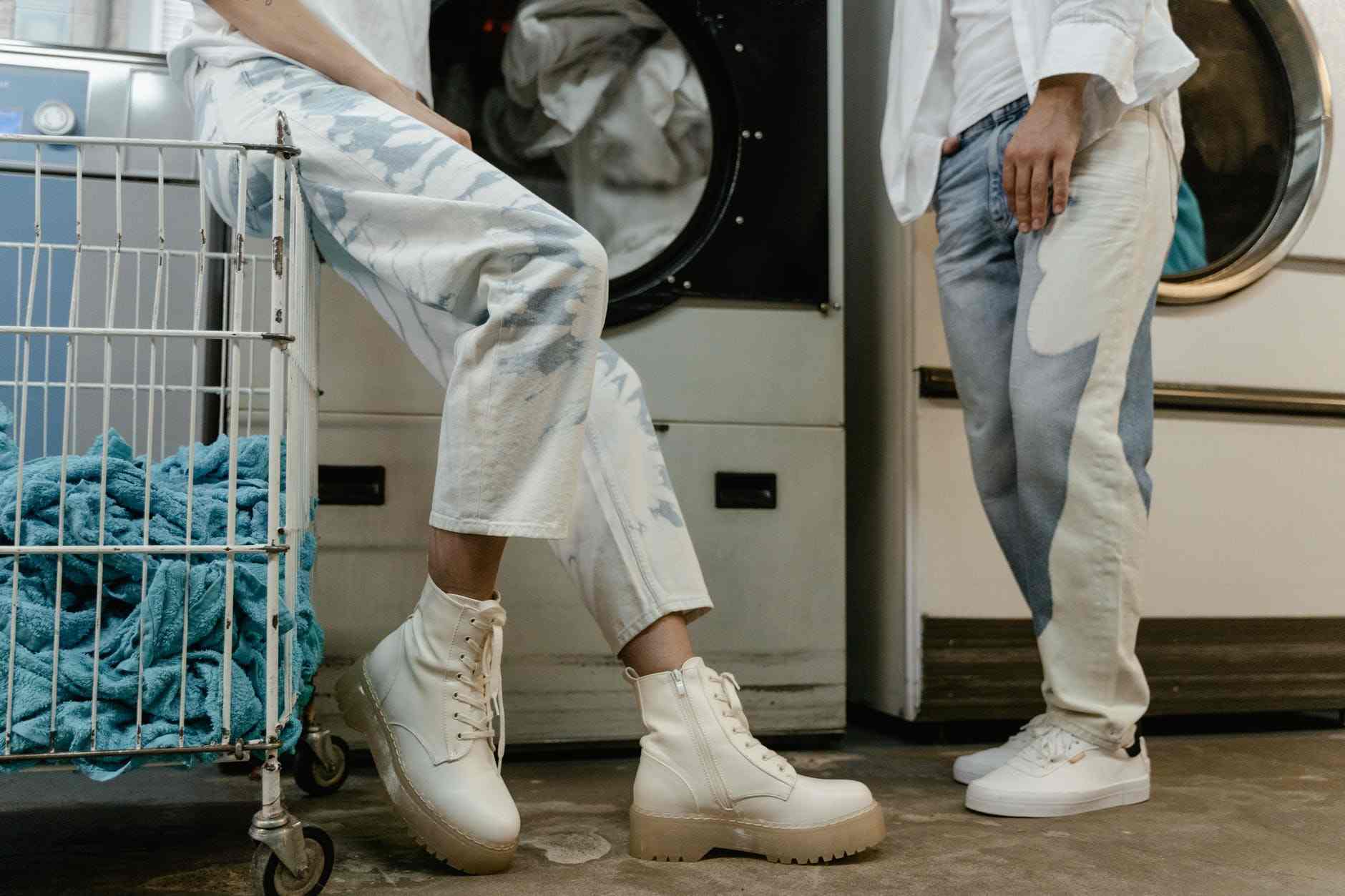 Cara menghilangkan noda di sepatu putih