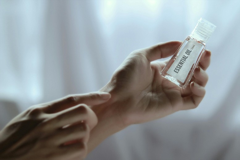 bahan yang perlu dihindari untuk kulit sensitif, kulit sensitif, kulit merah, sunscreen, essential oil
