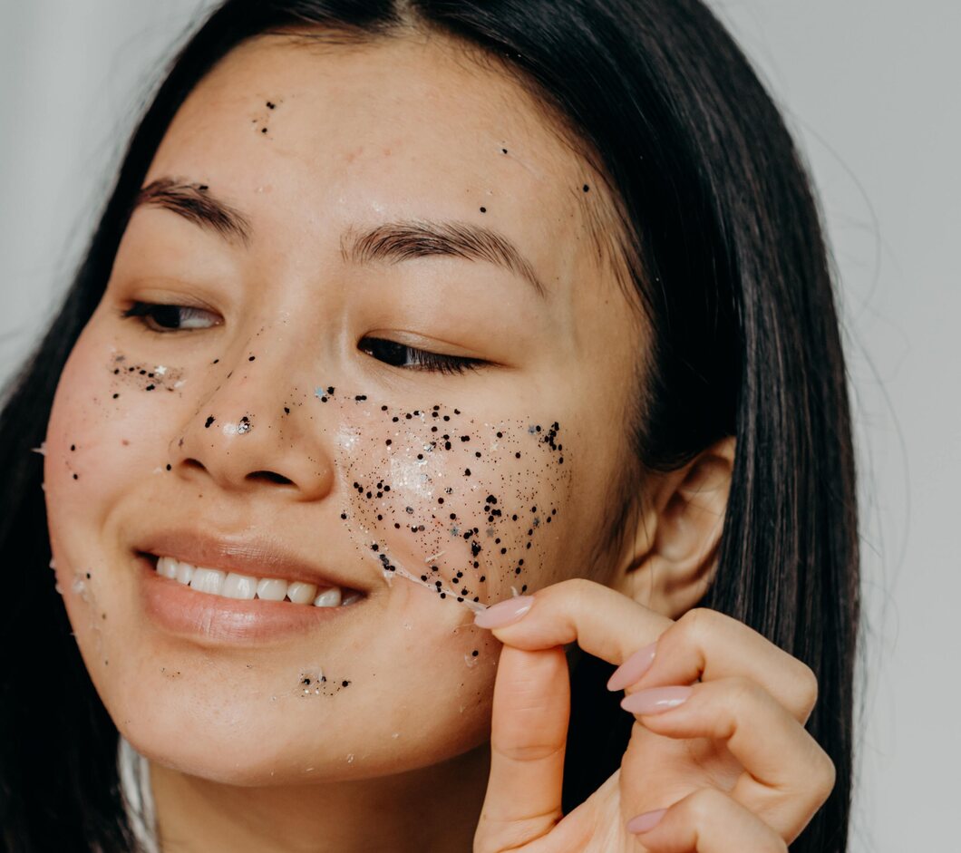 Melakukan eksfoliasi kulit sebagai cara mengecilkan pori-pori di hidung.