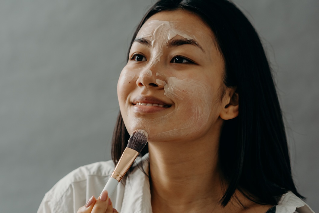 Cara menggunakan scrub wajah agar terhindar dari over-exfoliating.
