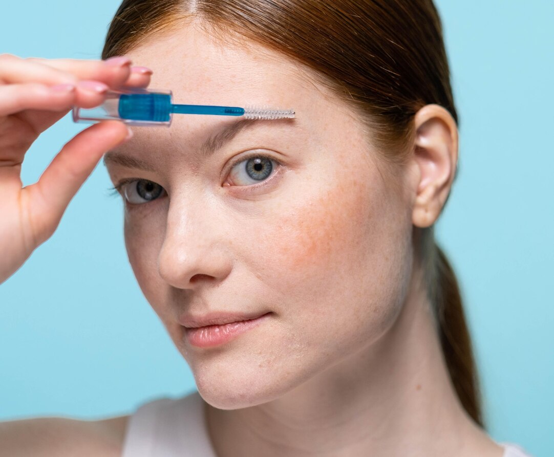 Peralatan makeup seperti browgel wajib dimiliki untuk para remaja.
