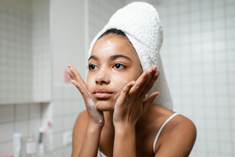 skincare yang wajib dipakai di malam hari, skincare untuk malam hari, skincare, cleansing oil, facial wash