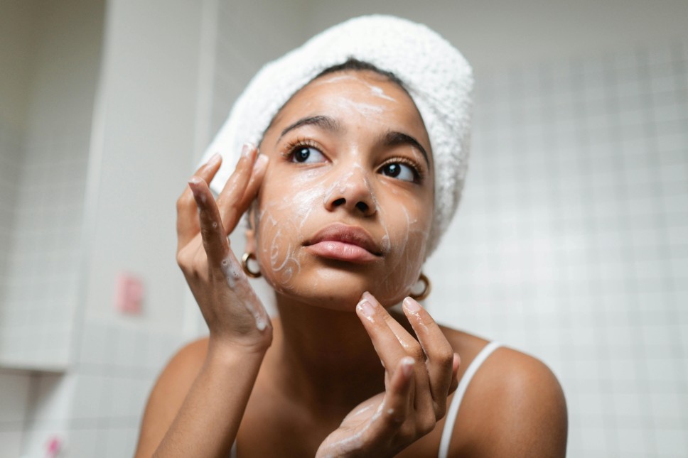 sabun cuci muka, makeup, sabun cuci muka yang membuat kulit wajah terasa lebih bersih, utin menggunakan sabun cuci muka