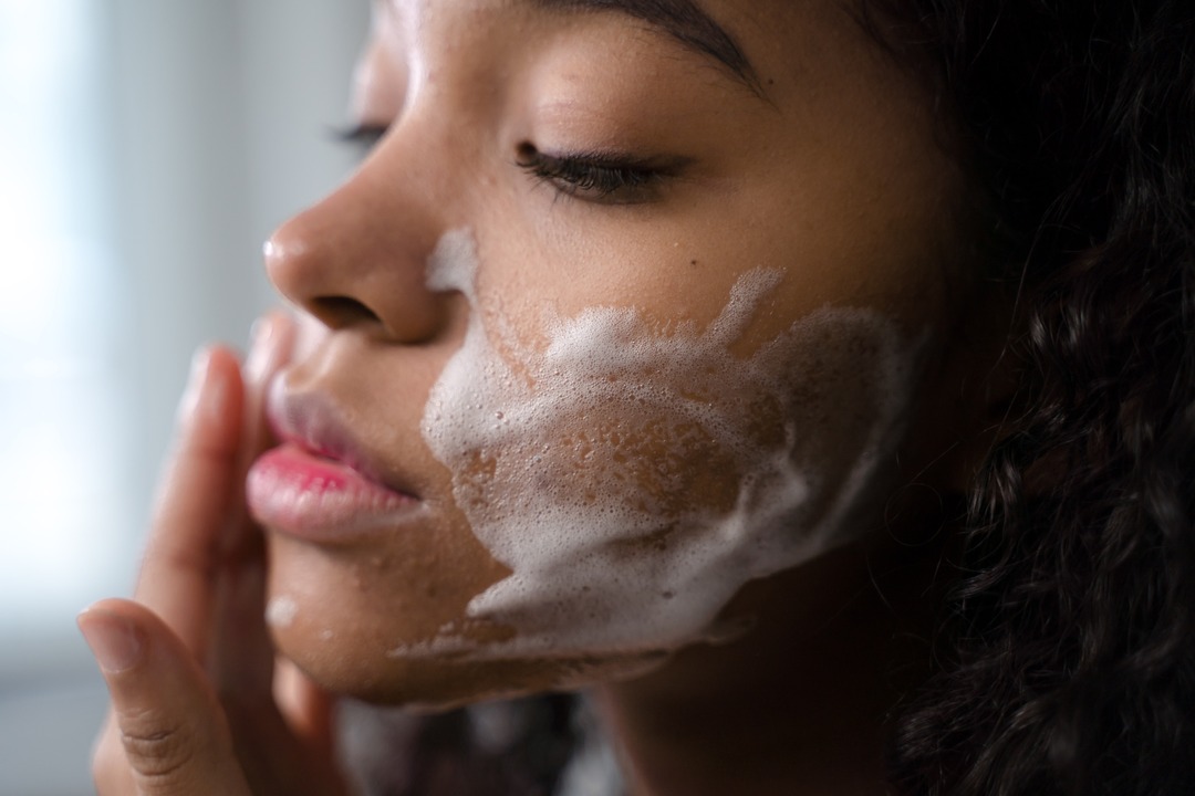 Membersihkan wajah sebelum melakukan scrubbing. 
