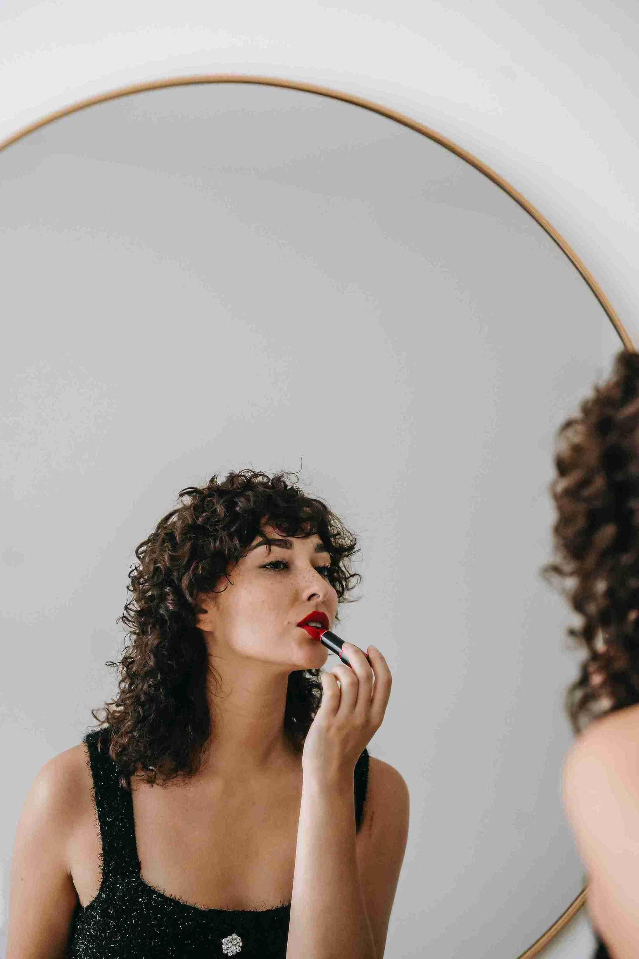 (Sempurnakan penampilan kamu dengan lipstik atau lip tint. Foto: Dok. Sam Lion/Pexels)