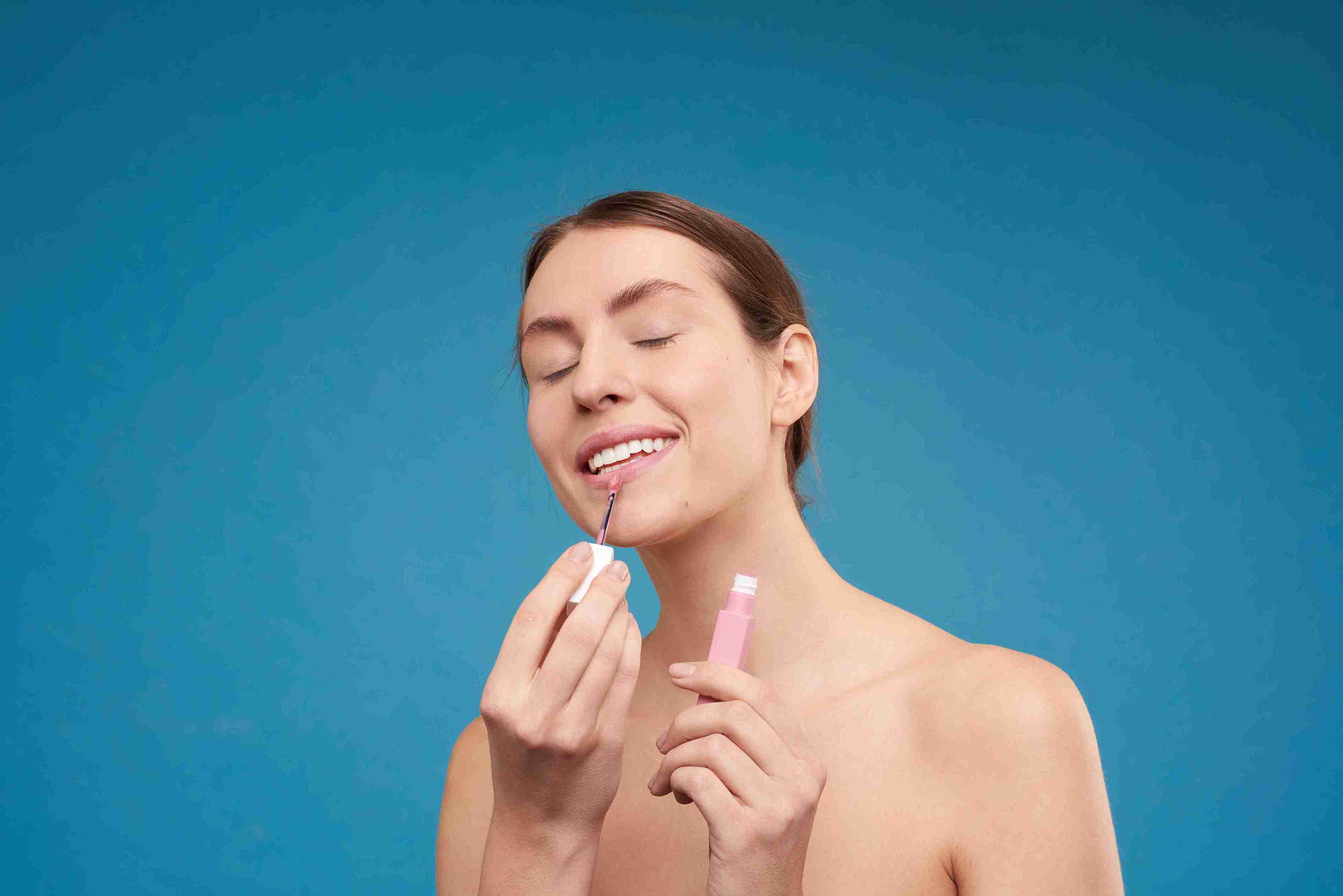 (Sentuhan akhir dengan lipstik. Foto: Dok. Shiny Diamond)