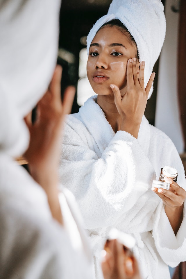 urutan pemakaian skincare yang benar, serum dulu atau cream dulu