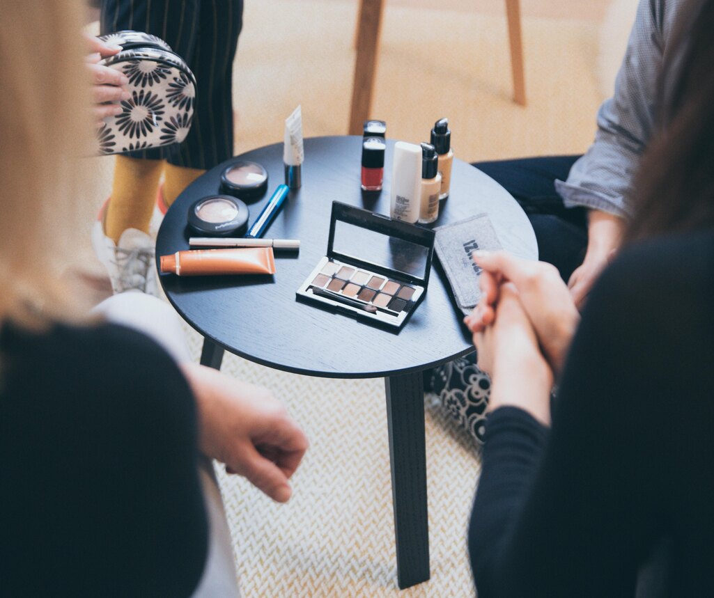 Lomba makeup dengan mata tertutup sebagai ide lomba 17 Agustus.